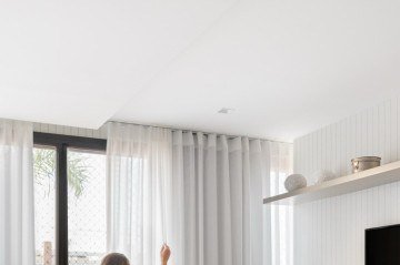 Em ambientes que necessitam de total escuridão, o uso de blackouts é indicado. Projeto de Mariana Leal