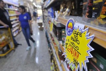 Outra alteração de impacto direto para o setor comercial é a redução do prazo de repasse dos valores. Antes, os estabelecimentos recebiam, em média, cerca de 30 dias após a venda. Com a nova regra, o crédito deverá ser efetuado em até 15 dias corridos -  (crédito: Minervino Júnior/CB/D.A.Press)