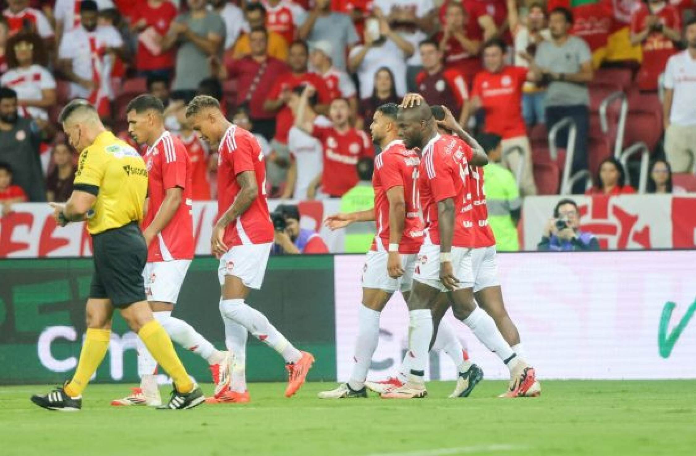 Valencia, do Inter, comemora gol e projeta clássico contra o Grêmio