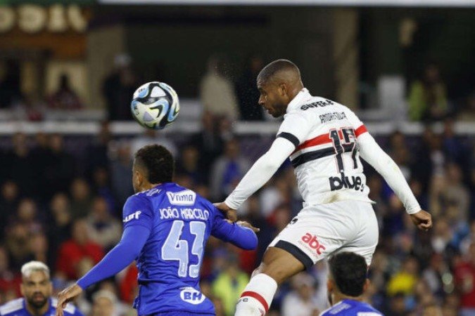 ARBOLEDA - Não teve uma partida segura. Errou alguns passes e poderia estar mais atento na marcação. NOTA 5,5 - Foto: Rubens Chiri/São Paulo