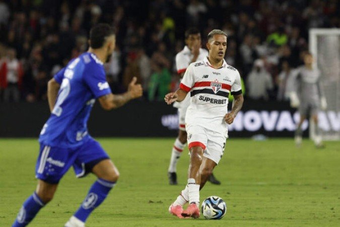 IGOR VINÍCIUS - Não fez uma boa partida e segue sendo criticado pelo torcedor. Levou um cartão amarelo bobo no primeiro tempo e vacilou na cobertura no momento do gol do Mirassol. Porém, se redimiu com assistência para o segundo gol de Calleri. NOTA 5,5  - Foto: Rubens Chiri/São Paulo