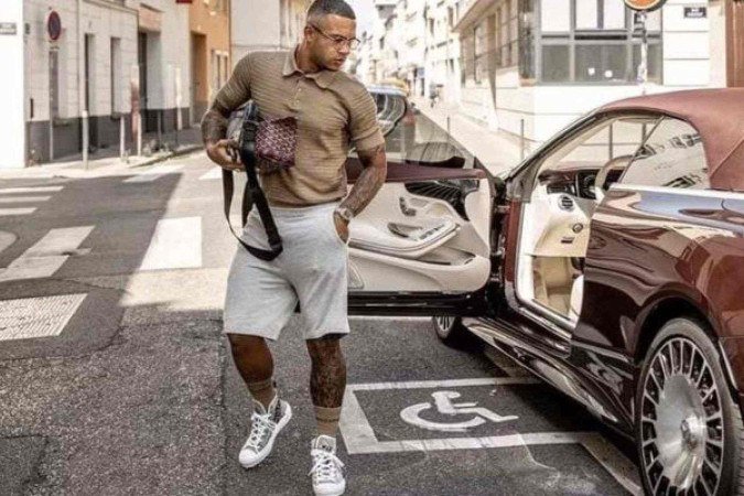 Admirador de carros, Memphis Depay foi condenado por dirigir bêbado em Mônaco, na França - (crédito: Foto: Reprodução / Instagram) Admirador de carros, Memphis Depay foi condenado por dirigir bêbado em Mônaco, na França - (crédito: Foto: Reprodução / Instagram)