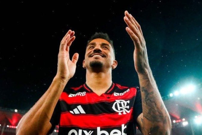 DANILO - Bons cortes. Mas, em seu primeiro jogo como titular, sentiu a falta de entrosamento com a defesa reserva do Flamengo e mostrou alguma lentidão. NOTA 6,0. Gilvan de Souza / CRF