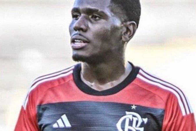 EVERTTON ARAÚJO -  Joga o arroz com feijão bem temperado. Teve alguma afobação e abusou da  virilidade, mas não comprometeu. NOTA 6,0.  Foto: Reprodução Twitter