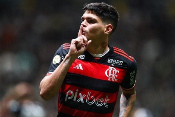 AYRTON LUCAS - Buscou bastante o ataque e arriscou algumas finalizações. Apareceu muito bem no lance do segundo gol do Flamengo. Na defesa, um erro grave de marcação que não resultou em gol da Portuguesa por milagre. NOTA 6,5. Foto: Gilvan de Souza / CRF