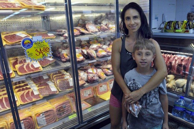 Claudia Cruz: "Às vezes, espero chegar perto do vencimento para comprar barato. Cortei supérfluos, como chocolate, e foquei no arroz e feijão"