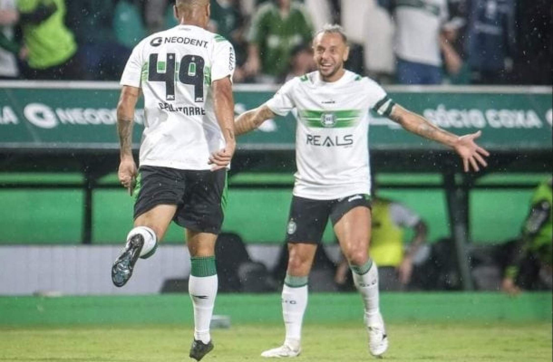 Dellatorre dá show, Coritiba goleia Rio Branco e se aproxima da classificação
