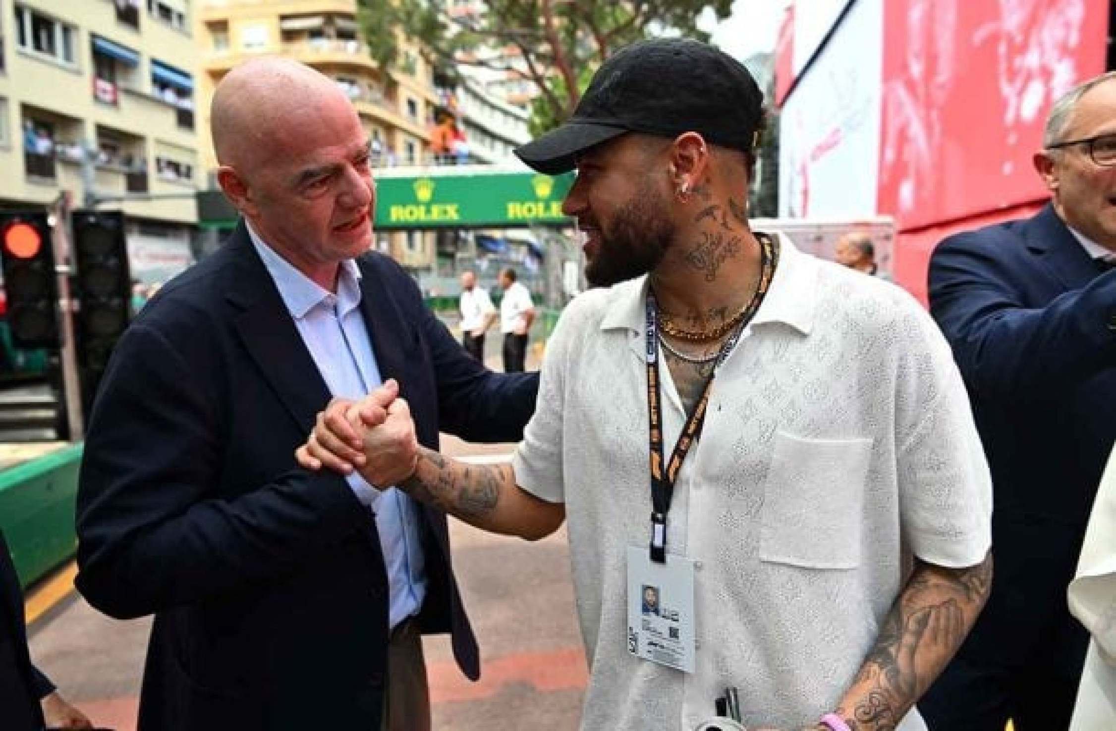 Presidente da Fifa parabeniza Neymar: ‘Um jogador que encanta a todos’