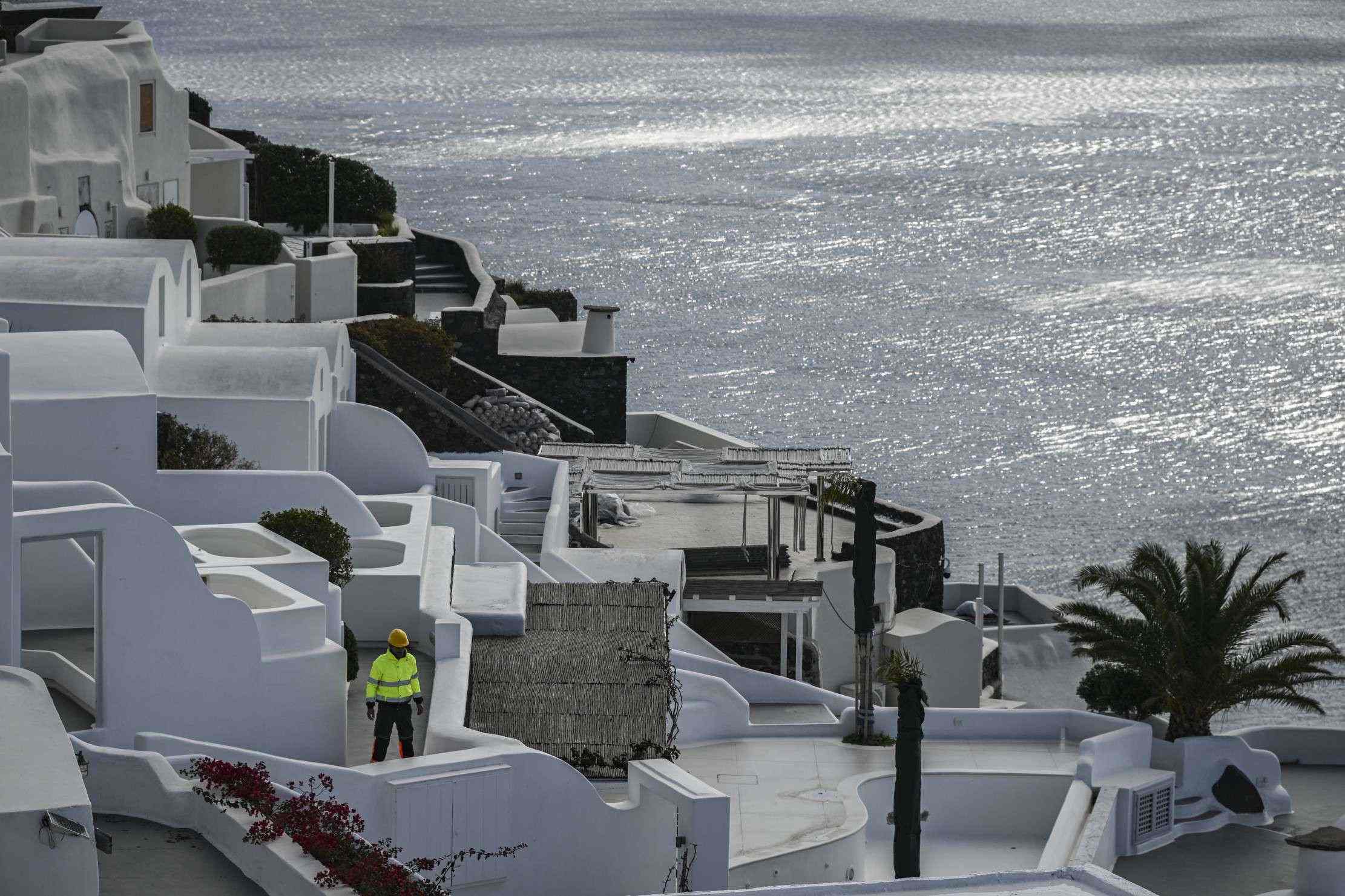 Um funcionário municipal entra na vila de Oia, na ilha grega de Santorini