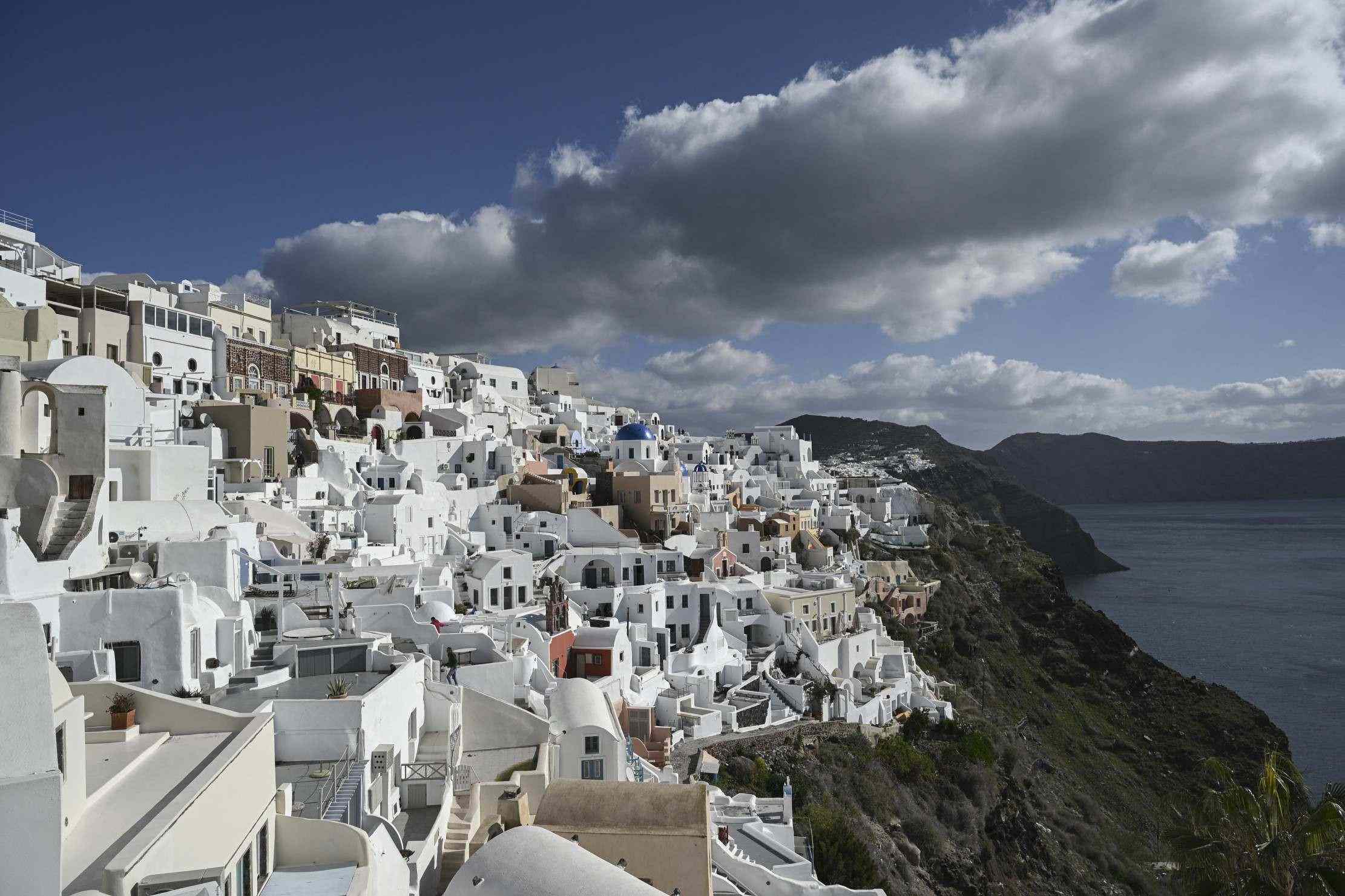 Esta fotografia mostra uma vista geral da aldeia de Oia, na ilha grega de Santorini