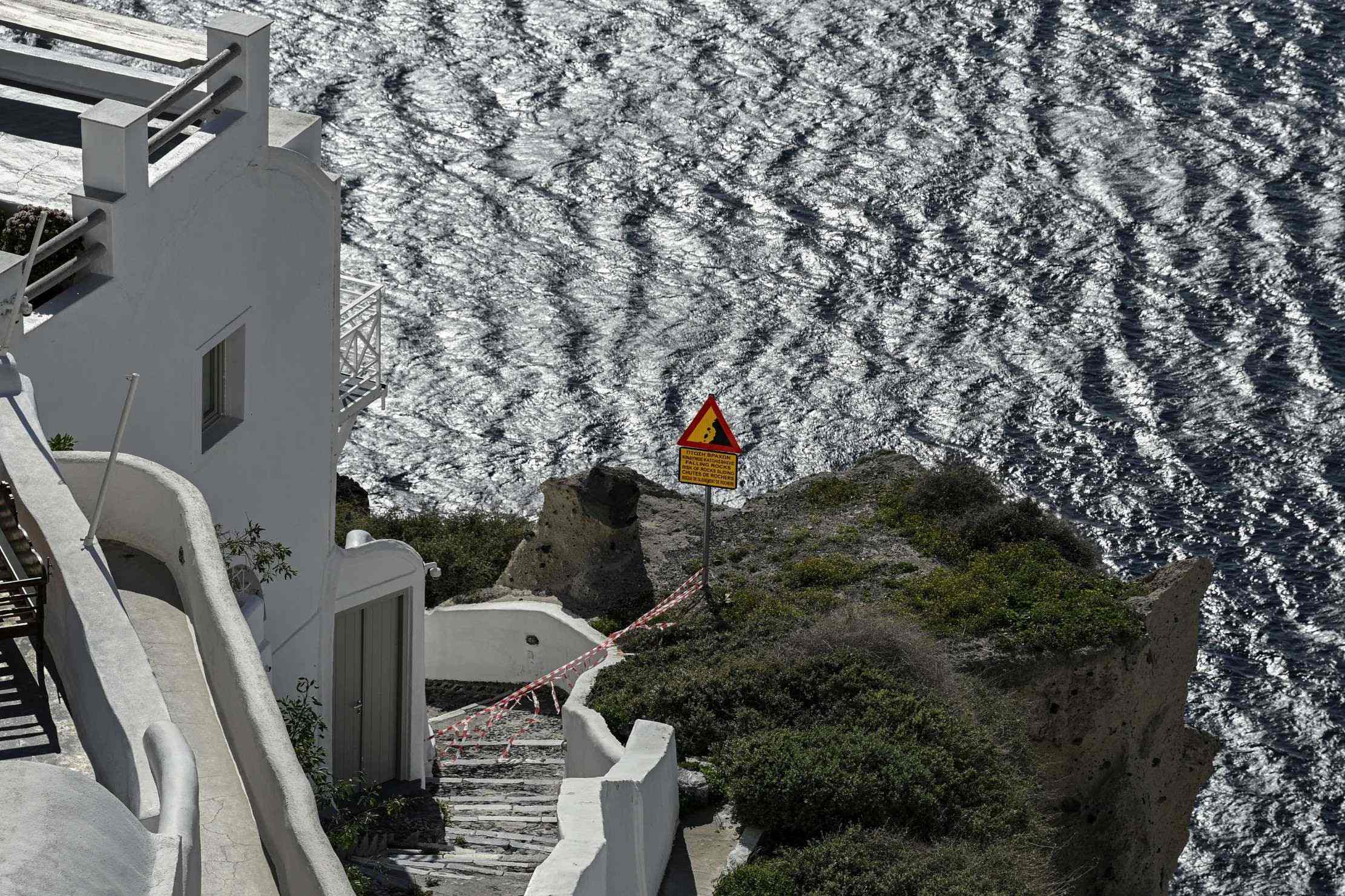 Esta fotografia mostra fitas de aviso colocadas para restringir o acesso aos turistas como precaução devido a atividades sísmicas recentes na vila de Oia, na ilha grega de Santorini