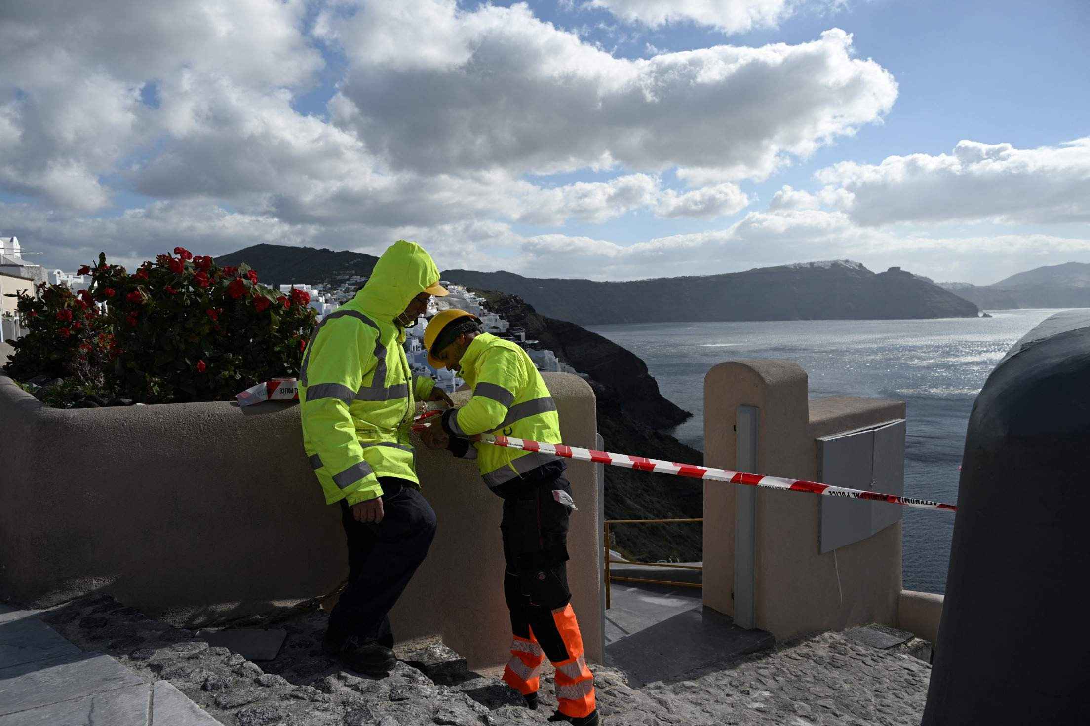 Os funcionários municipais colocaram fitas de aviso para restringir o acesso aos turistas como precaução devido a atividades sísmicas recentes na vila de Oia, na ilha grega de Santorini 