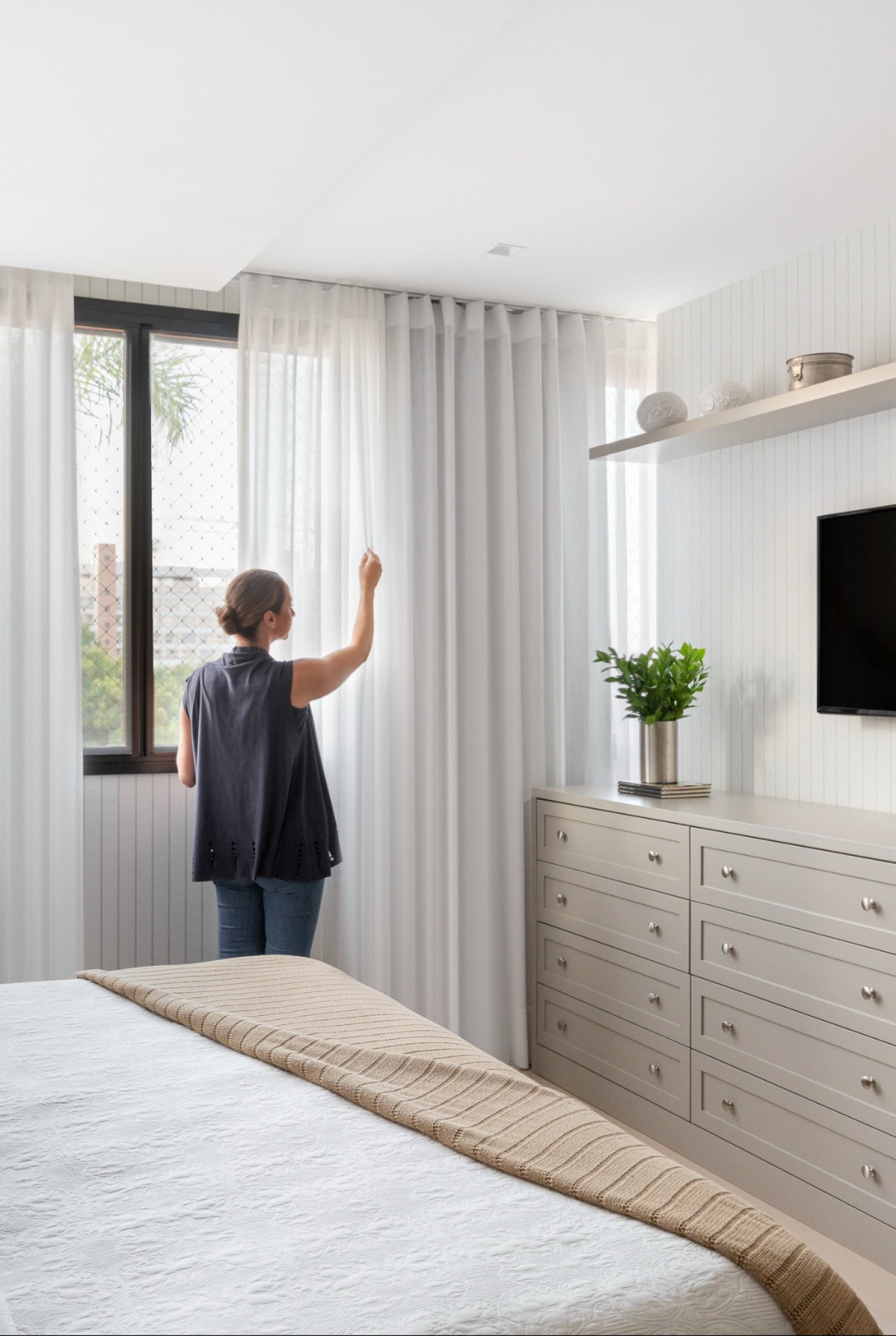 Ambientes que necessitam de total escuridão, o uso de blackouts é indicado. Projeto de Mariana Leal