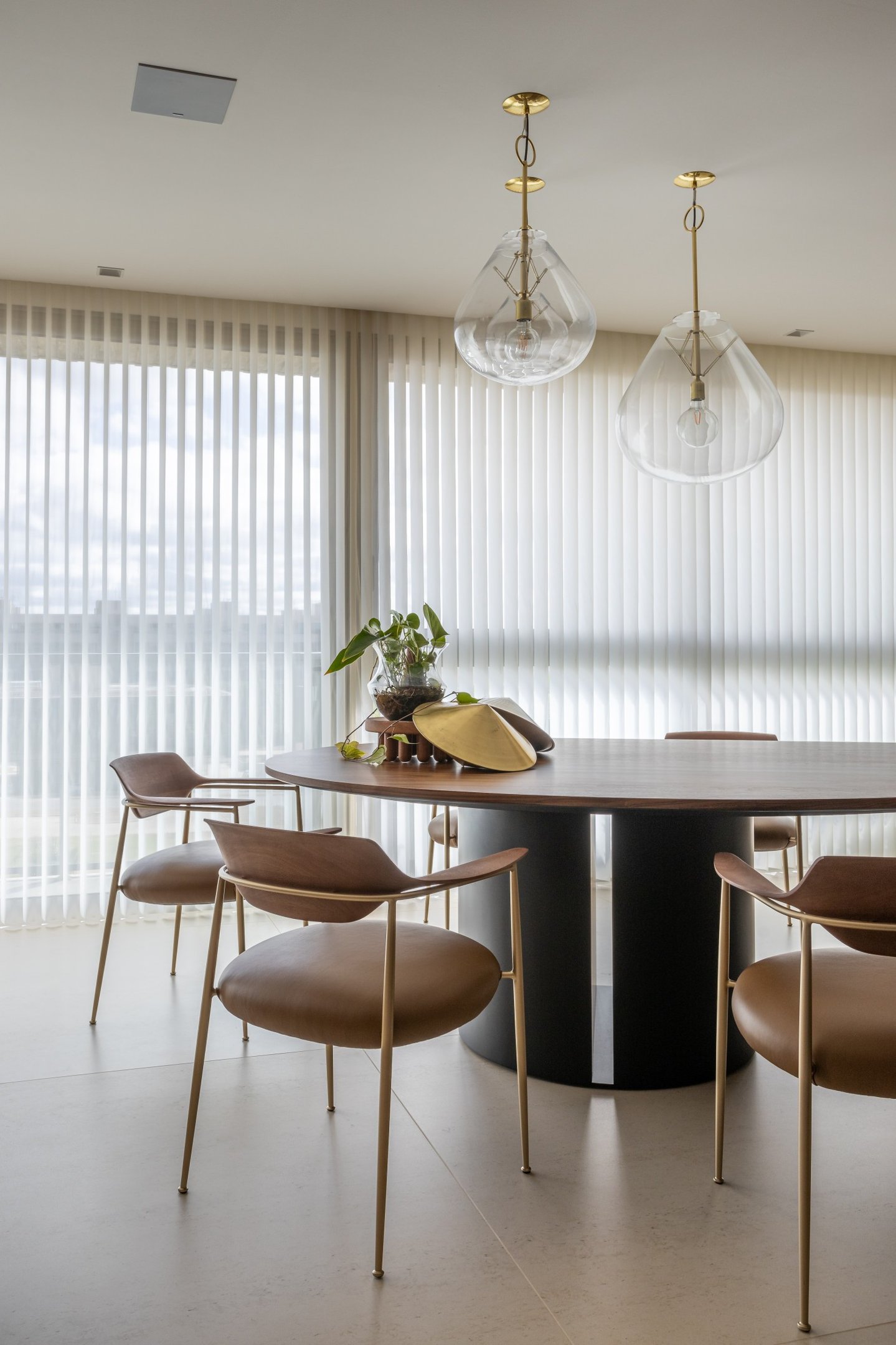 A vantagem das persianas está no controle da luz. Projeto de Philipe Costa.