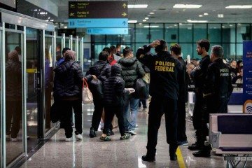 Deportados dos EUA -  Passam pela sala de embarque do aeroporto de Manaus: Brasil condenou o 'desrespeito aos direitos fundamentais' dos migrantes ilegais brasileiros e alterou a rota dos novos voos -  (crédito: MICHAEL DANTAS/AFP - 24/1/25)