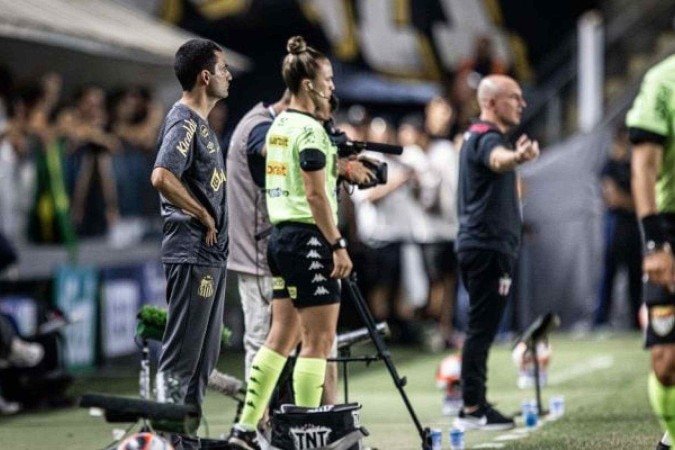 Pedro Malta comandou o Santos na partida contra o Botafogo-SP - (crédito: Foto: Raul Baretta/Santos FC) Pedro Malta comandou o Santos na partida contra o Botafogo-SP - (crédito: Foto: Raul Baretta/Santos FC)