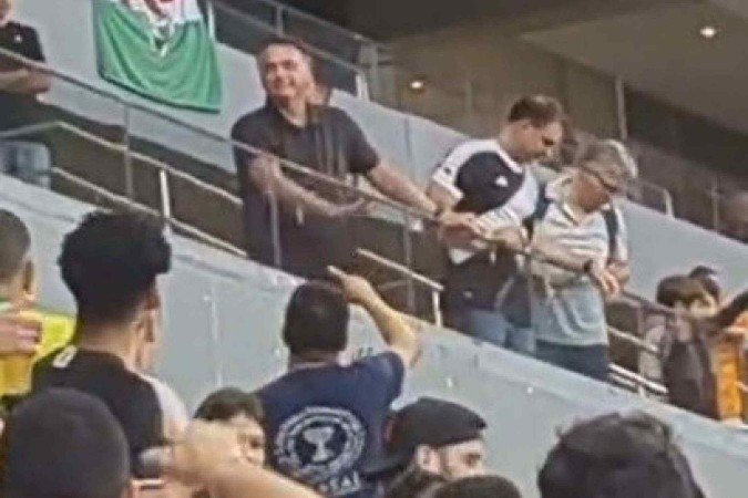 De 'mito' a 'vai ser preso': Bolsonaro é apoiado e vaiado em jogo de futebol
