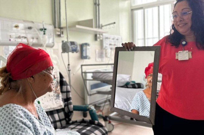 Profissionais do Hospital de Base realizam oficina de lenços com pacientes oncológicos - (crédito: Divulgação/IgesDF) Profissionais do Hospital de Base realizam oficina de lenços com pacientes oncológicos - (crédito: Divulgação/IgesDF)