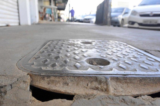 Obstáculos nas calçadas prejudicam o dia a dia de idosos que frequentam os comércios