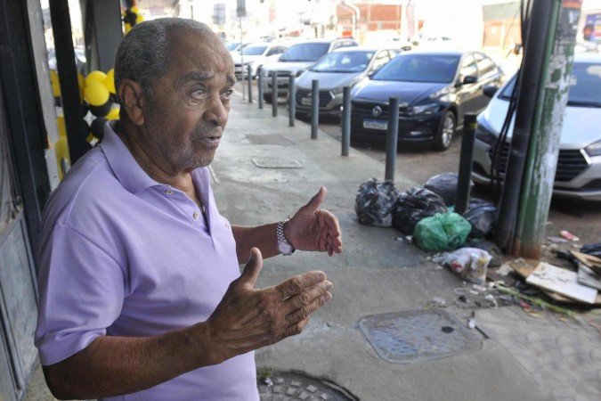 Valmir de Oliveira reclama do acumulo de lixo e demora na sua coleta