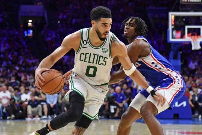May 7, 2023; Philadelphia, Pennsylvania, USA; Boston Celtics forward Jayson Tatum (0) drives to the basket past Philadelphia 76ers guard Tyrese Maxey (0) during game four of the 2023 NBA playoffs at Wells Fargo Center. Mandatory Credit: Eric Hartline-USA TODAY Sports
- (crédito: Eric Hartline-USA TODAY Sports) May 7, 2023; Philadelphia, Pennsylvania, USA; Boston Celtics forward Jayson Tatum (0) drives to the basket past Philadelphia 76ers guard Tyrese Maxey (0) during game four of the 2023 NBA playoffs at Wells Fargo Center. Mandatory Credit: Eric Hartline-USA TODAY Sports
- (crédito: Eric Hartline-USA TODAY Sports)
