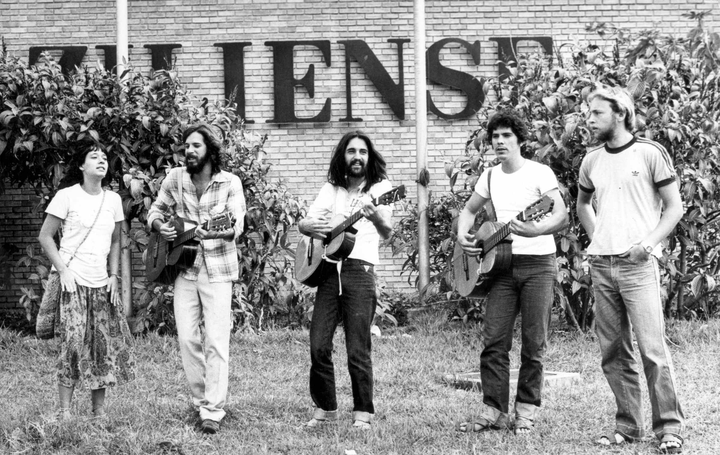 Membros da banda liga tripa em frente ao edifício do jornal Correio Braziliense