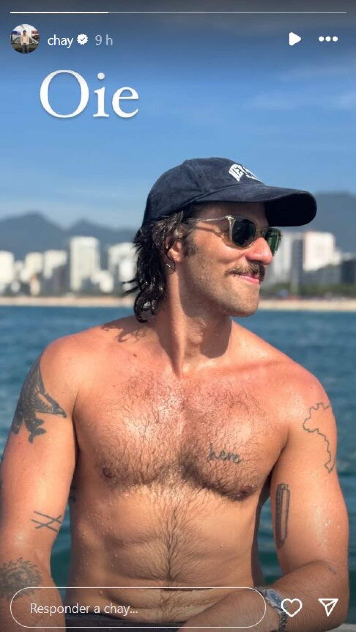 Chay Suede posta foto sem camisa nos stories