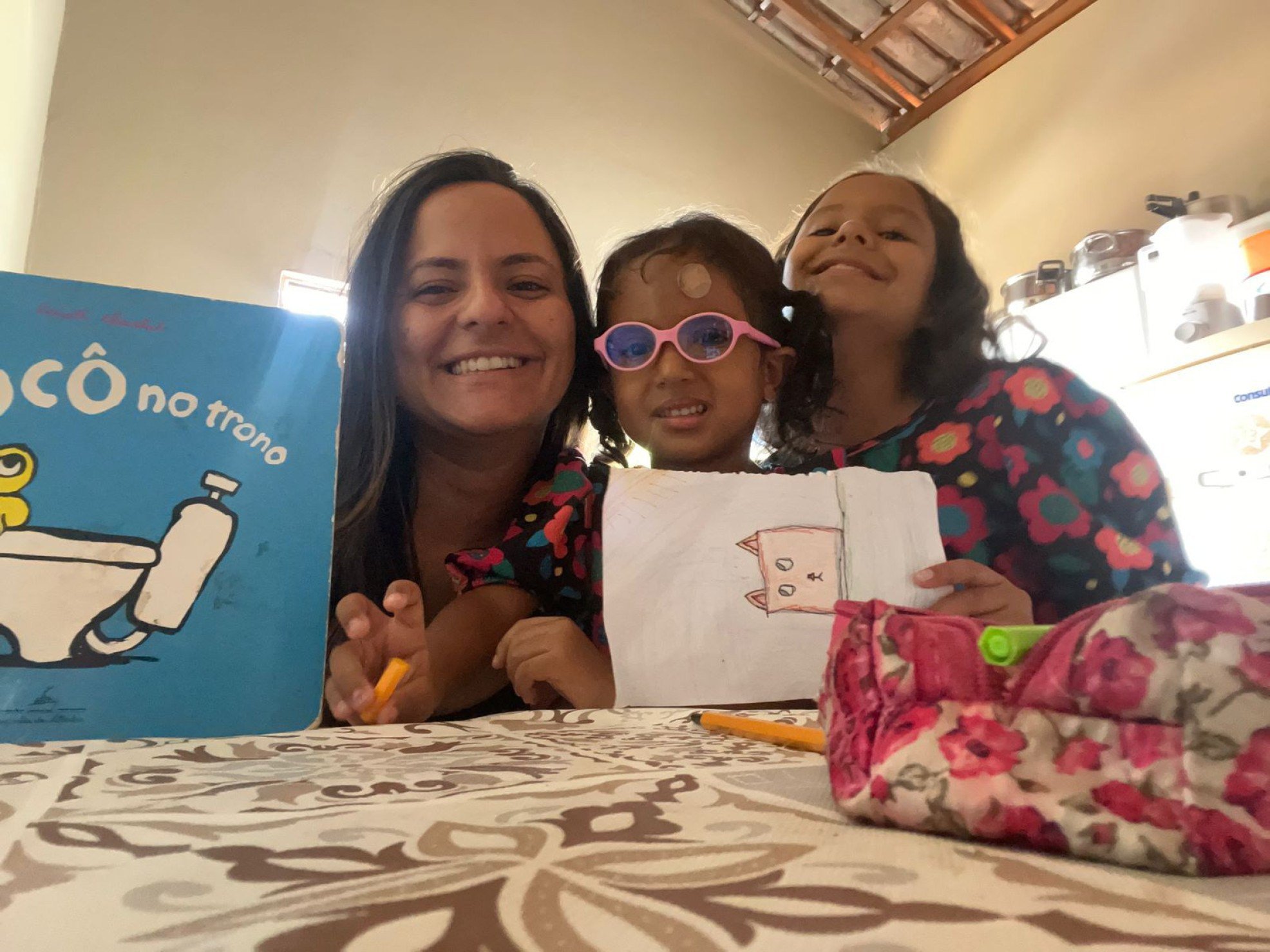 Raiza Correia e Mirella Lis estão animadas para o primeiro dia de aula da caçula Laura Correia (no centro)