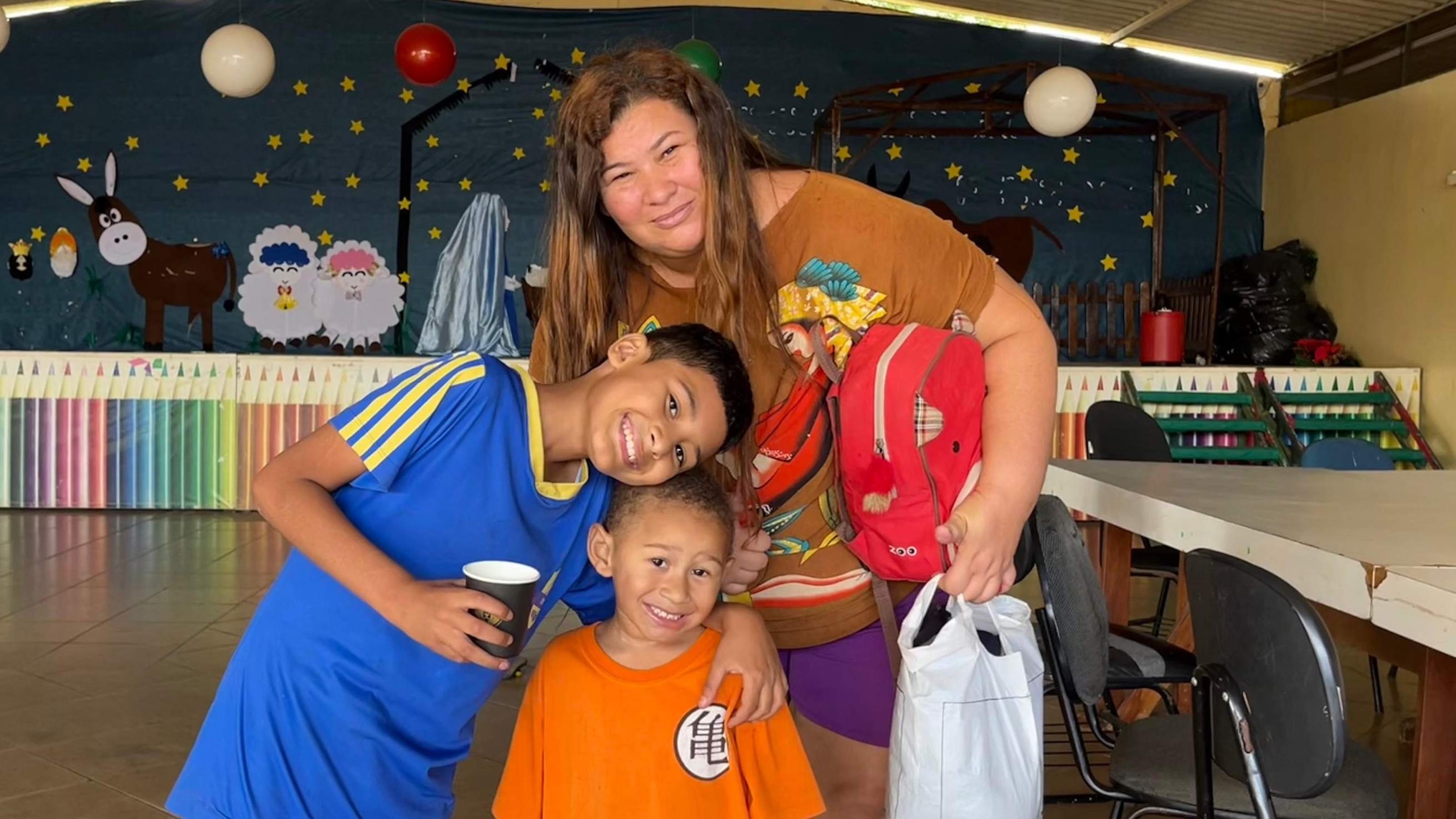 A mãe Ana Cleia e os dois filhos, Rafael Costa e Maurício Mikael, demonstraram empolgação ao visitar o CEI
