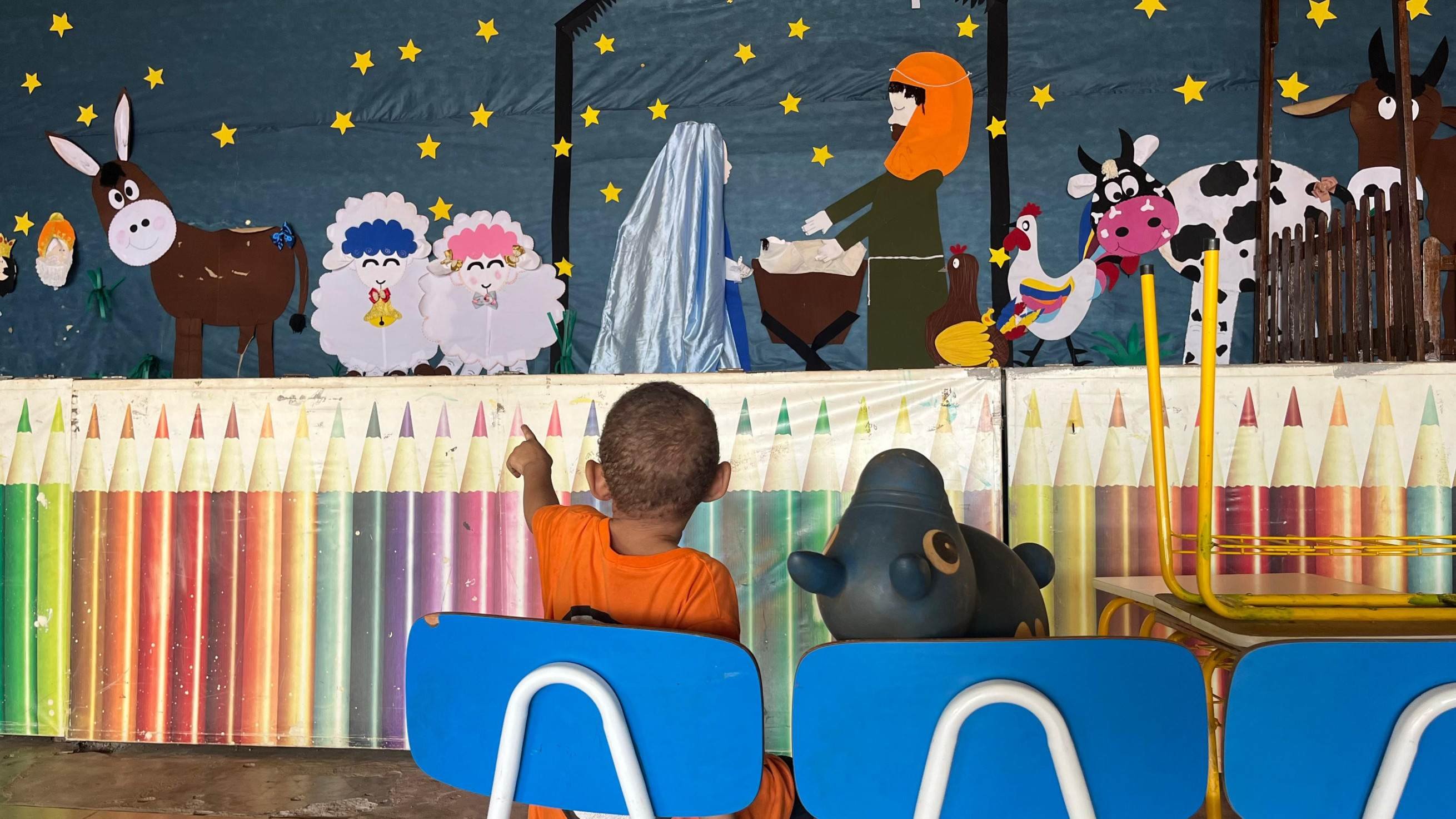 O garoto Rafael Costa, de 3 anos, encantou-se pelos desenhos expostos no pátio da escola 