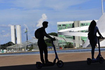 Patinete ajuda na mobilidade de brasilienses. -  (crédito: Fotos: Minervino Júnior/CB/D.A.Press)