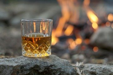Mais de 100 toneladas de álcool adulterado foram apreendidas nas cidades de Konya (centro), Düzce (noroeste) e Ancara - (crédito: Thomas Park/Unsplash) Mais de 100 toneladas de álcool adulterado foram apreendidas nas cidades de Konya (centro), Düzce (noroeste) e Ancara - (crédito: Thomas Park/Unsplash)