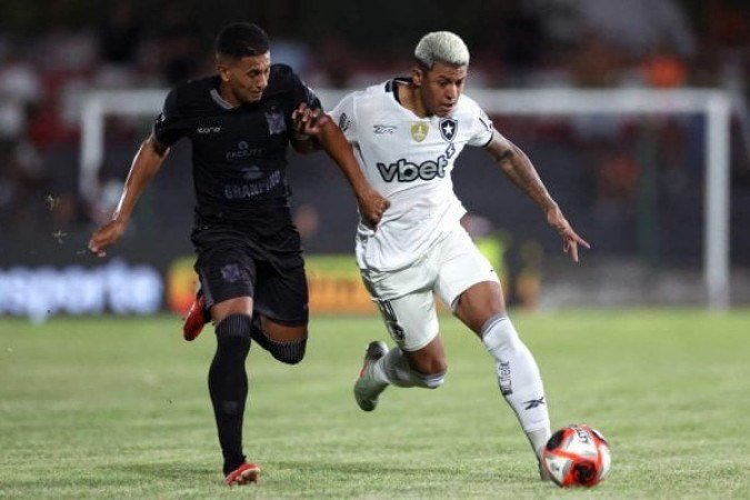 MATHEUS MARTINS - Estava mal na partida, errando a maioria das jogadas. Sofreu um pênalti (duvidoso) e tentou alguns chutes, mas nada brilhante. NOTA 6,0. Foto: Vítor Silva/Botafogo