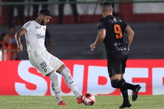BARBOZA - Fazia uma boa saÃ­da de jogo e recuperava as bolas com a cabeÃ§a erguida. Fez faltas bobas, porÃ©m. - NOTA 6,5 - Foto: VÃ­tor Silva/Botafogo