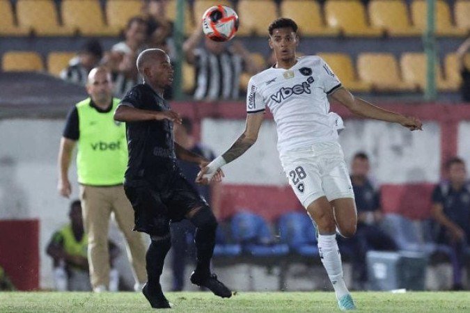 NEWTON - Entrou como volante, mas logo depois precisou ir para a zaga, visto que Bastos e Serafim saíram lesionados. Não comprometeu. NOTA 6,5. Foto: Vítor Silva/Botafogo