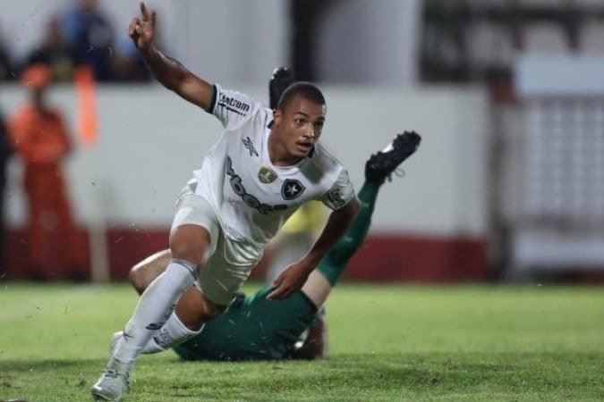 KAYKE - NÃ£o estava aparecendo muito no jogo atÃ©... o gol da vitÃ³ria. Aos 45', mostrou oportunismo para aproveitar lindo passe de Savarino e anotar o gol salvador para o FogÃ£o. NOTA 7,5. Foto: VÃ­tor Silva/Botafogo