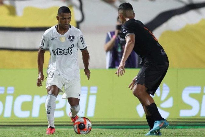 RAFAEL LOBATO - Entrou com vontade, mas, após perder boa chance com passe de Savarino, começou a se enrolar com a bola. NOTA 5,0. Foto: Vítor Silva/Botafogo