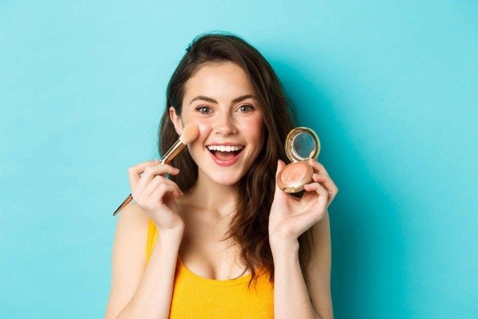 O brilho e a luminosidade natural do blush cintilante têm conquistado o público (Imagem: Mix and Match Studio | Shutterstock) - (crédito: EdiCase) O brilho e a luminosidade natural do blush cintilante têm conquistado o público (Imagem: Mix and Match Studio | Shutterstock) - (crédito: EdiCase)