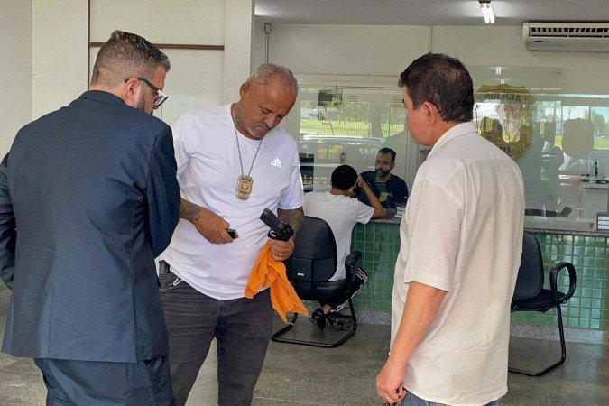 Arma foi entregue à Polícia Civil. A pistola pertencia ao filho do autor