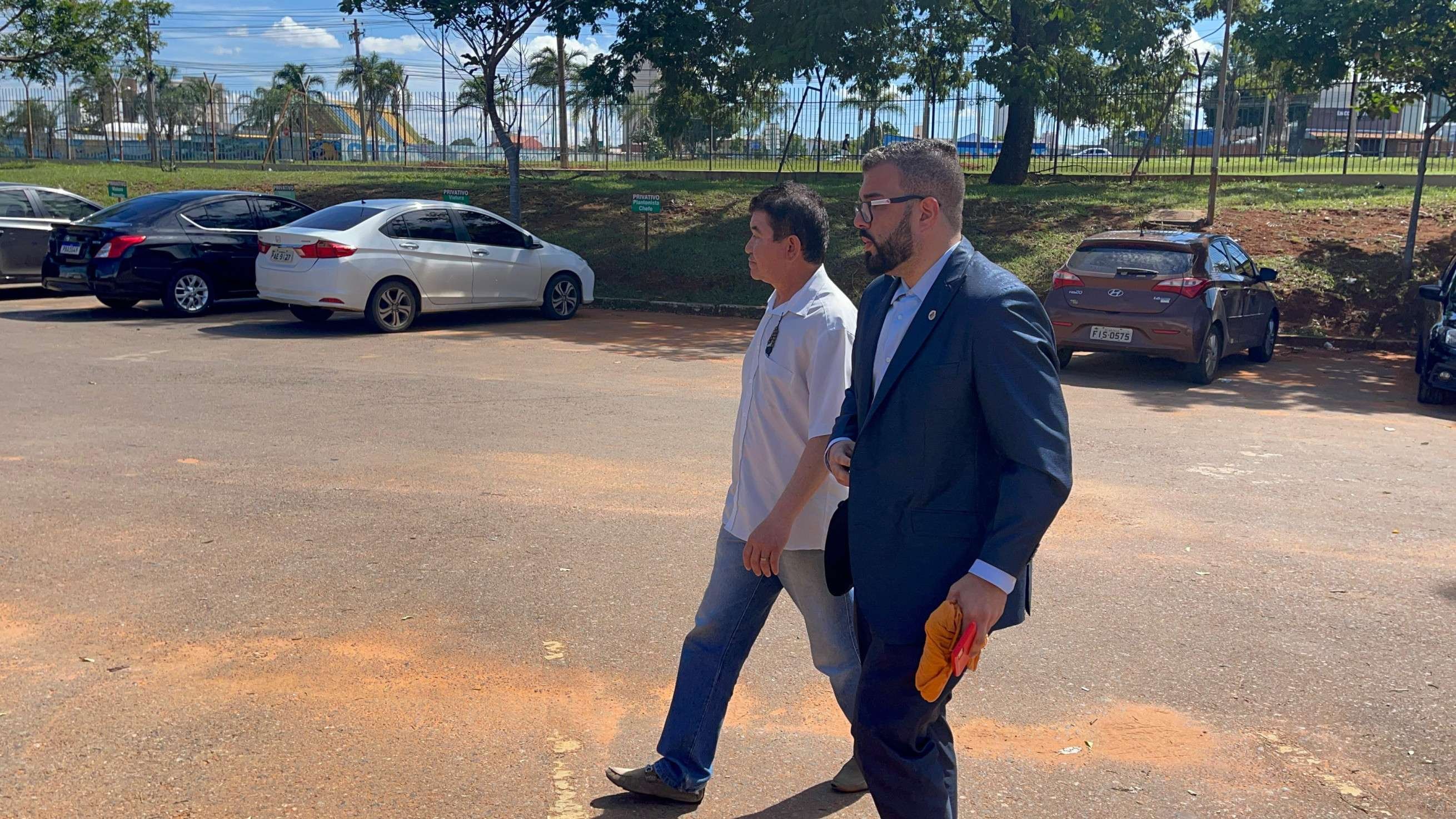 Suspeito de matar vizinho em Samambaia por causa de vaga se entrega à polícia; veja vídeo