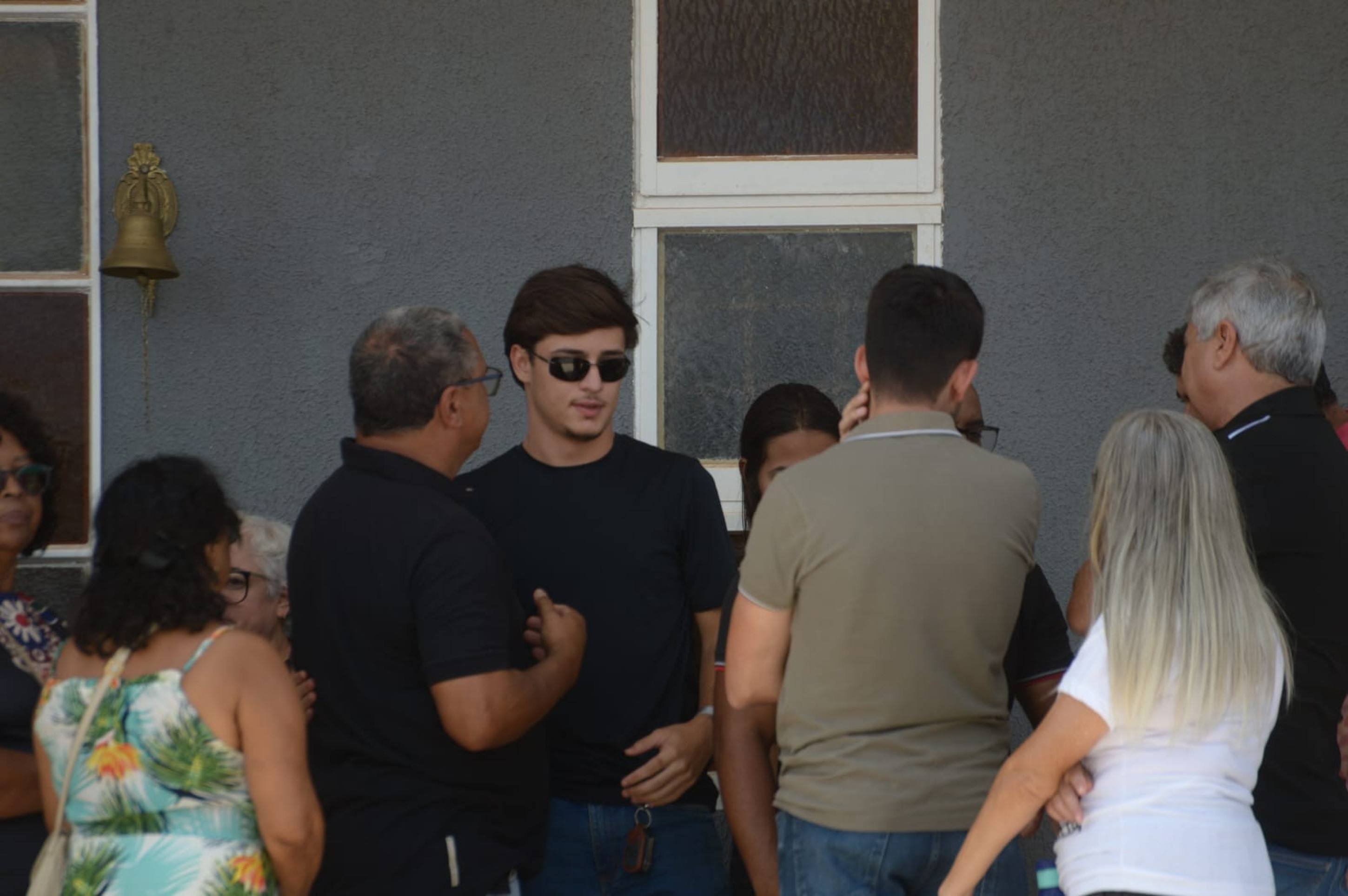 Familiares e amigos se despedem de Adriano na Igreja Imaculada Conceição SMT, em Taguatinga. Na foto, Gabriel Ferreira, filho da vítima