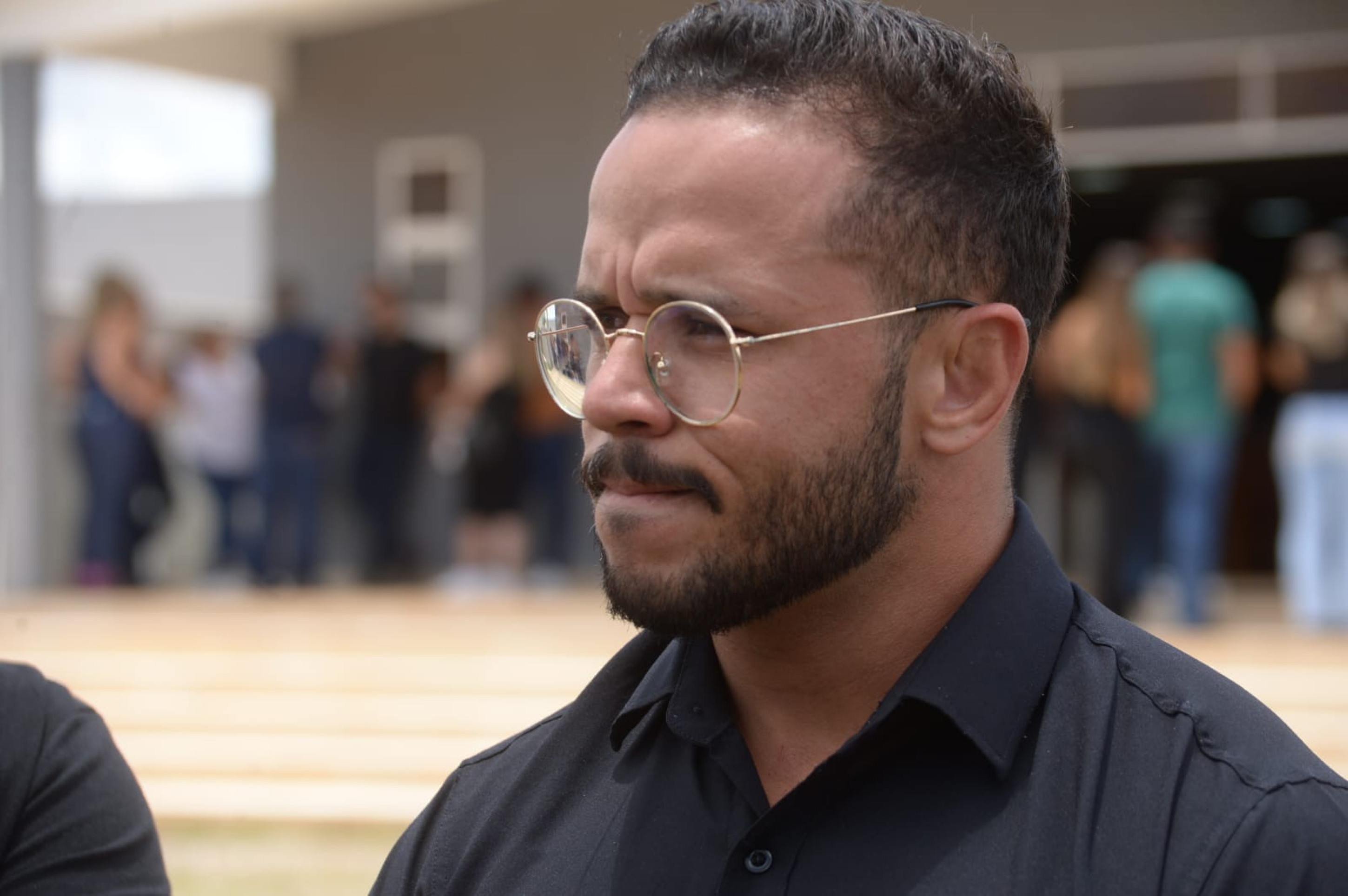 Amigos e familiares lamentam a morte brutal de Adriano. Na foto, Emanuel, primo de Adriano