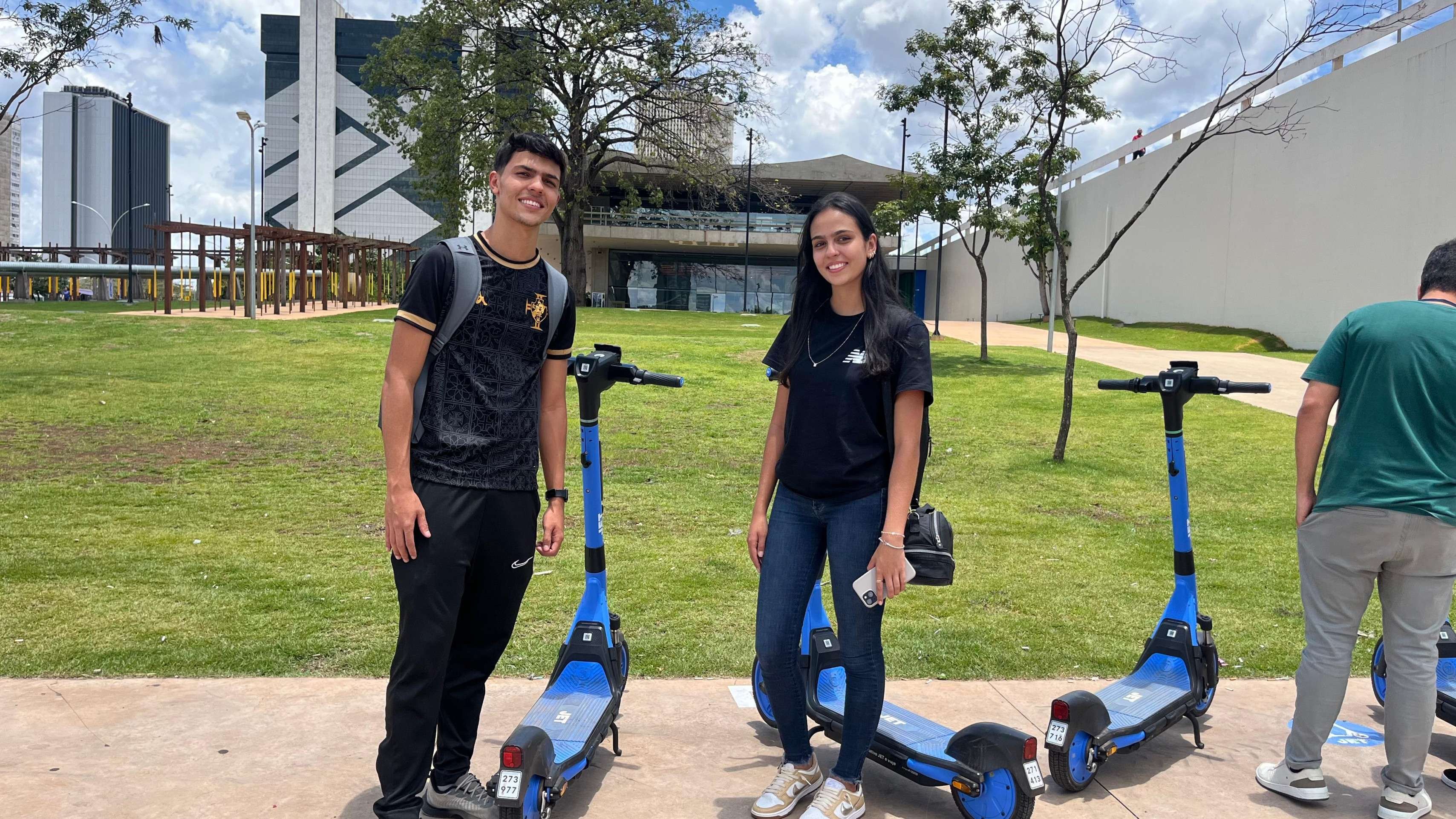 Em fase de teste, patinetes elétricos caem no gosto dos brasilienses