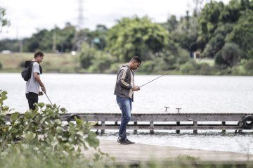 Pescaria no Lago Paranoá - (crédito: Pedro Santana/CB/D.A Press) Pescaria no Lago Paranoá - (crédito: Pedro Santana/CB/D.A Press)