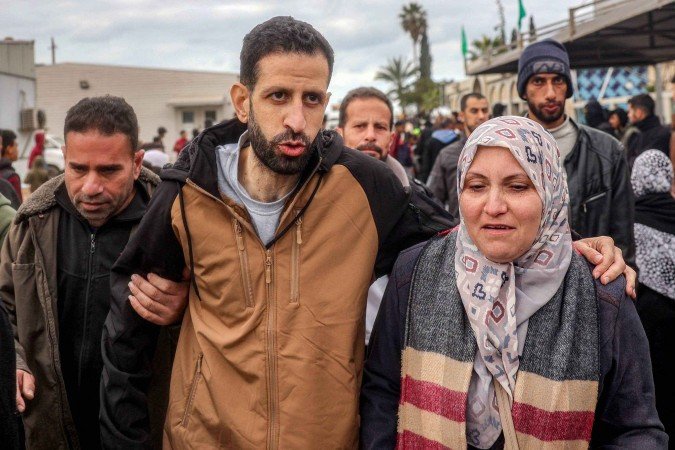 O estado de saúde de dois dos reféns israelenses libertados neste sábado (8) é O estado de saúde de dois dos reféns israelenses libertados neste sábado (8) é