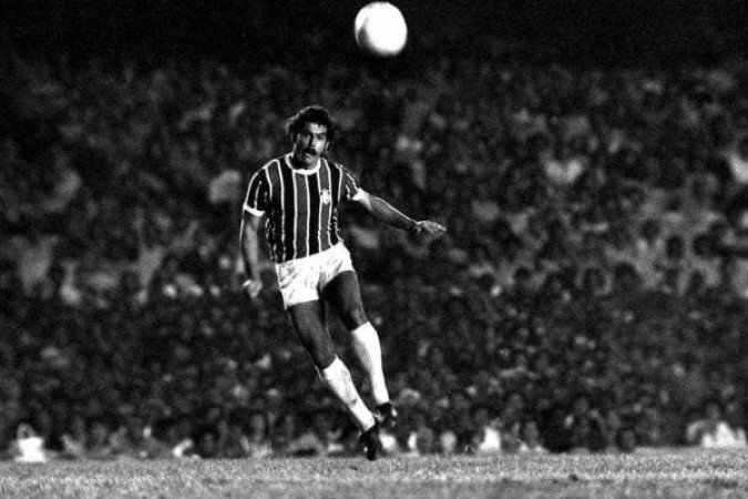 Rivellino em ação com a camisa do Fluminense, onde se tornou ídolo - (crédito: - Foto; Arquivo/Flu-Memória) Rivellino em ação com a camisa do Fluminense, onde se tornou ídolo - (crédito: - Foto; Arquivo/Flu-Memória)