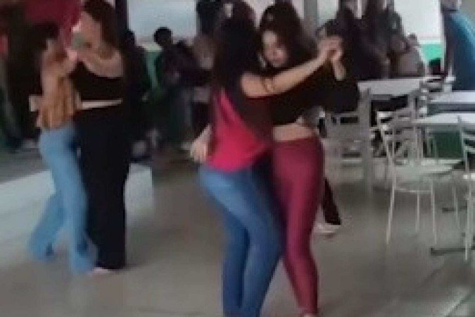 Sem celular, estudantes de escola de ensino médio no interior do Ceará dançam forró no intervalo das aulas - (crédito: Georgeliano Ferreira/Material cedido ao Correio) Sem celular, estudantes de escola de ensino médio no interior do Ceará dançam forró no intervalo das aulas - (crédito: Georgeliano Ferreira/Material cedido ao Correio)