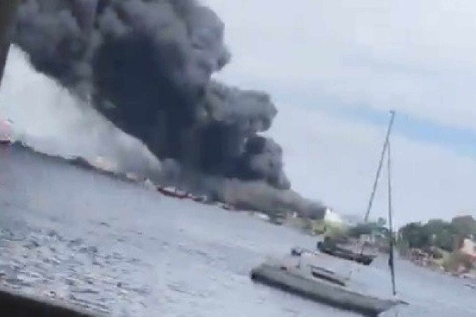 Incêndio atinge fábrica da Moove na Ilha do Governador, Rio de Janeiro - (crédito: Reprodução/X) Incêndio atinge fábrica da Moove na Ilha do Governador, Rio de Janeiro - (crédito: Reprodução/X)