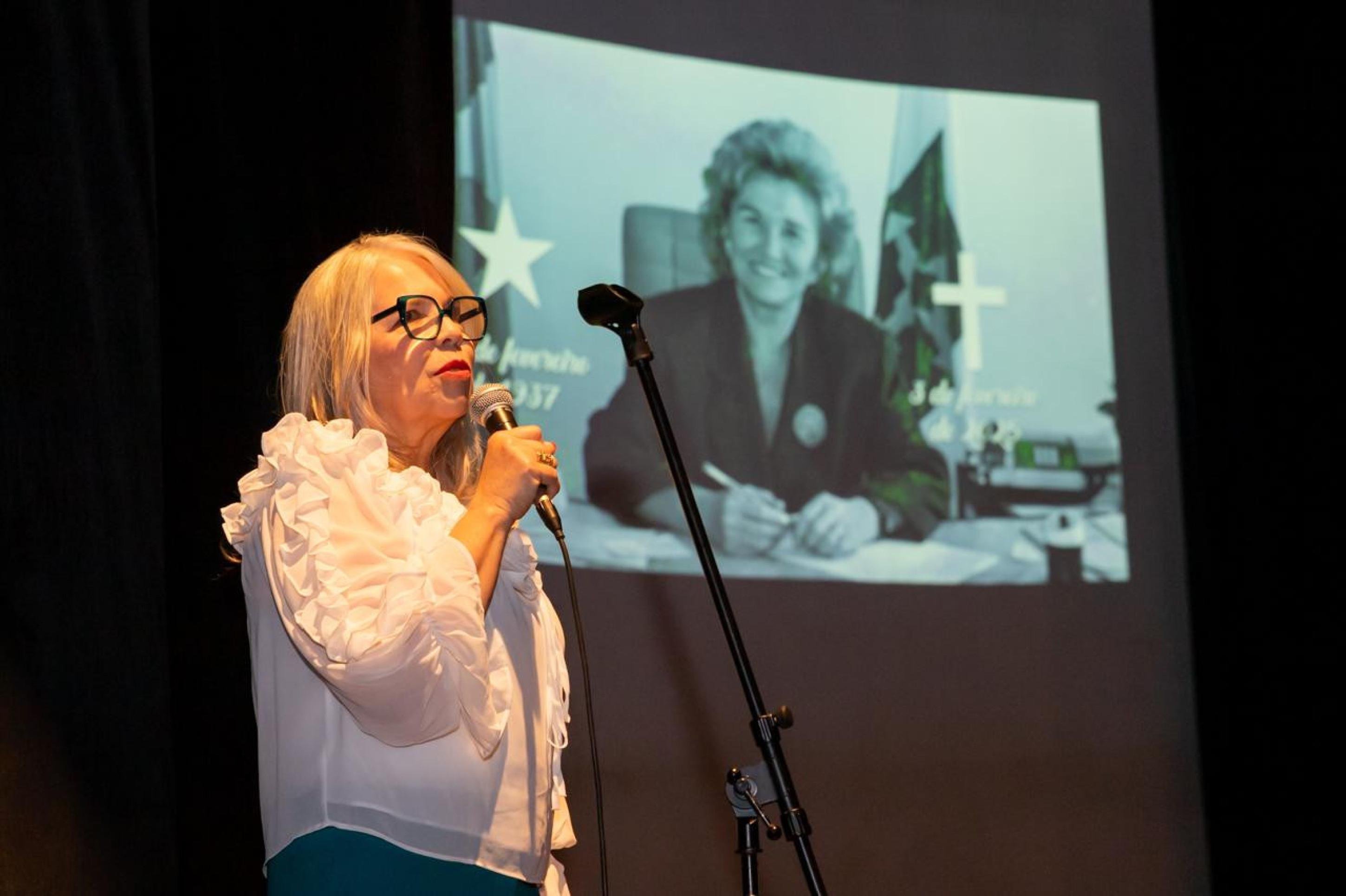   Atual secretaria de Educação do DF, Hélvia Miridan Paranaguá Fraga, se pronunciou para homenagear a memória da amiga