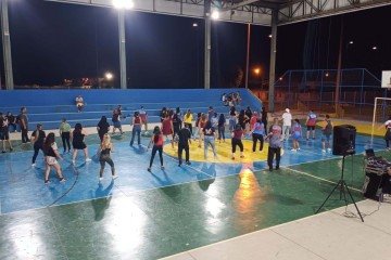 Todas as quintas-feiras, no Céu das Artes, em Ceilândia, uma turma de apaixonados por flashback se reúne para dançar freestyle e charme e relembrar os embalos das noites dos anos 90